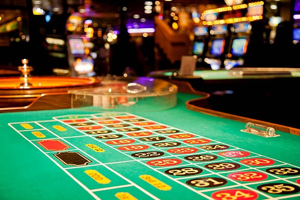sand77 gacor Casino Hold'em table seating interface with player positions and bet controls